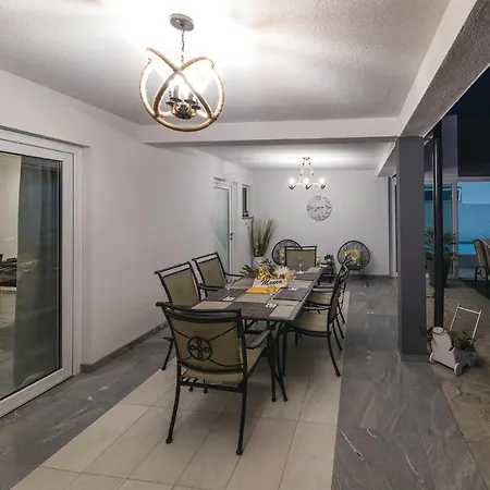 Beautiful In Tribalj With 4 Bedrooms, Sauna And Indoor Swimming Pool Сasa de vacaciones *