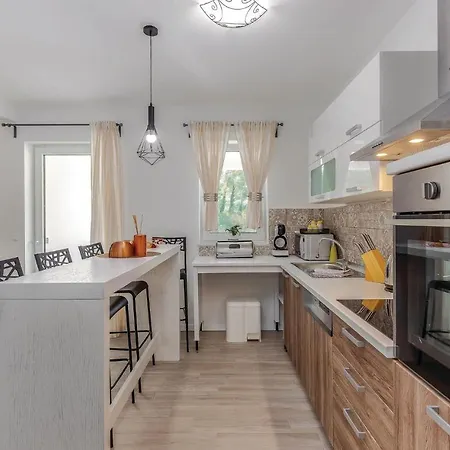 Сasa de vacaciones Beautiful In Tribalj With 4 Bedrooms, Sauna And Indoor Swimming Pool *