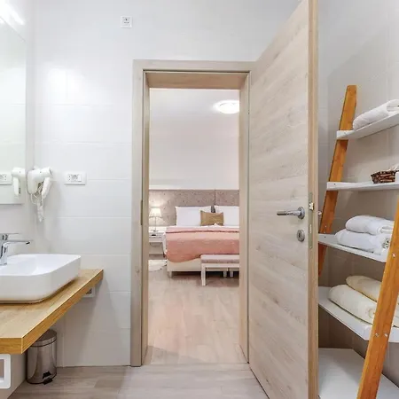 Сasa de vacaciones Beautiful In Tribalj With 4 Bedrooms, Sauna And Indoor Swimming Pool *