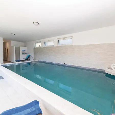 Сasa de vacaciones Beautiful In Tribalj With 4 Bedrooms, Sauna And Indoor Swimming Pool