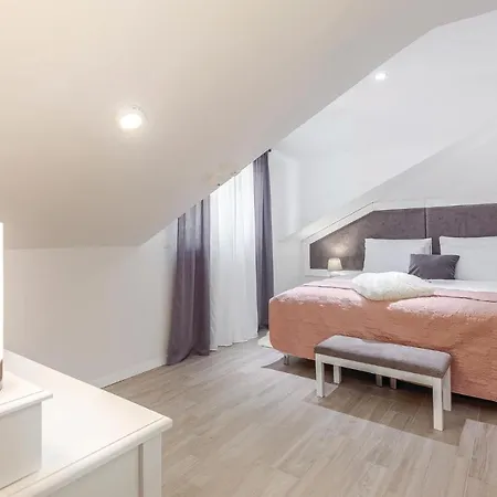 Сasa de vacaciones Beautiful In Tribalj With 4 Bedrooms, Sauna And Indoor Swimming Pool *