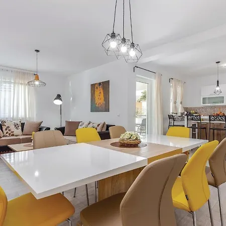 Beautiful In Tribalj With 4 Bedrooms, Sauna And Indoor Swimming Pool Сasa de vacaciones *