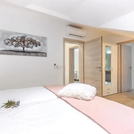 Beautiful In Tribalj With 4 Bedrooms, Sauna And Indoor Swimming Pool Сasa de vacaciones Tribalj (Primorsko-Goranska)