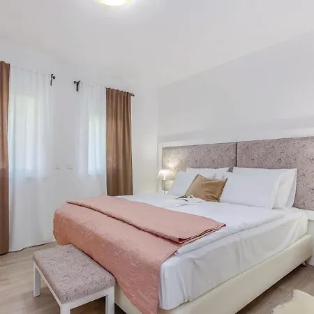 度假居 Beautiful In Tribalj With 4 Bedrooms, Sauna And Indoor Swimming Pool Tribalj (Primorsko-Goranska)