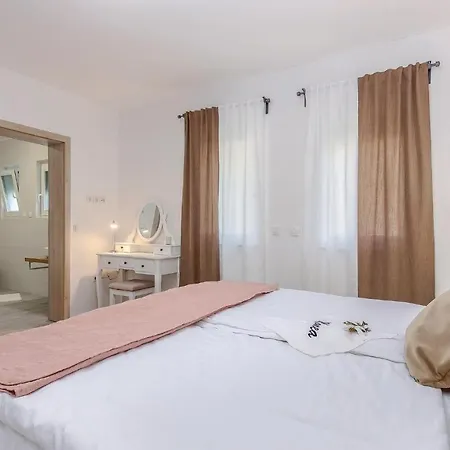 Beautiful In Tribalj With 4 Bedrooms, Sauna And Indoor Swimming Pool 度假居