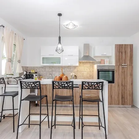 度假居 Beautiful In Tribalj With 4 Bedrooms, Sauna And Indoor Swimming Pool Tribalj (Primorsko-Goranska)