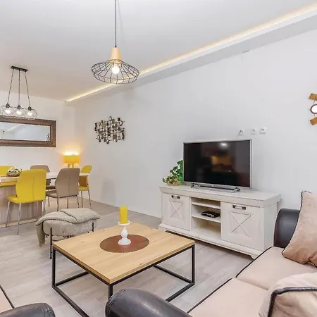 Beautiful In Tribalj With 4 Bedrooms, Sauna And Indoor Swimming Pool 度假居 *