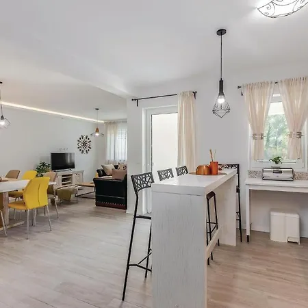 Beautiful In Tribalj With 4 Bedrooms, Sauna And Indoor Swimming Pool 度假居 Tribalj (Primorsko-Goranska)