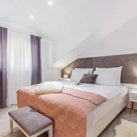 度假居 Beautiful In Tribalj With 4 Bedrooms, Sauna And Indoor Swimming Pool Tribalj (Primorsko-Goranska)