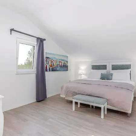 Beautiful In Tribalj With 4 Bedrooms, Sauna And Indoor Swimming Pool 度假居 Tribalj (Primorsko-Goranska)